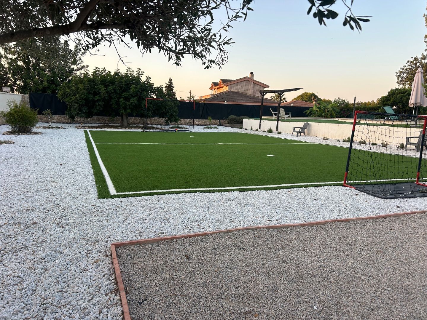 Chalet con piscina y campo de fútbol cerca de Valencia - 2