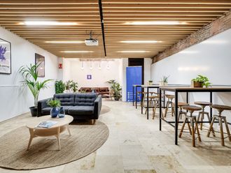 Lounge para presentaciones y networking en Poblenou à Barcelona, espace événementiel à l'heure