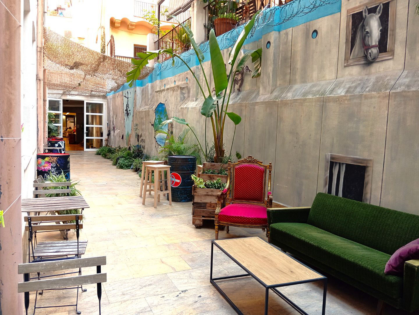 Patio Banksy - 1