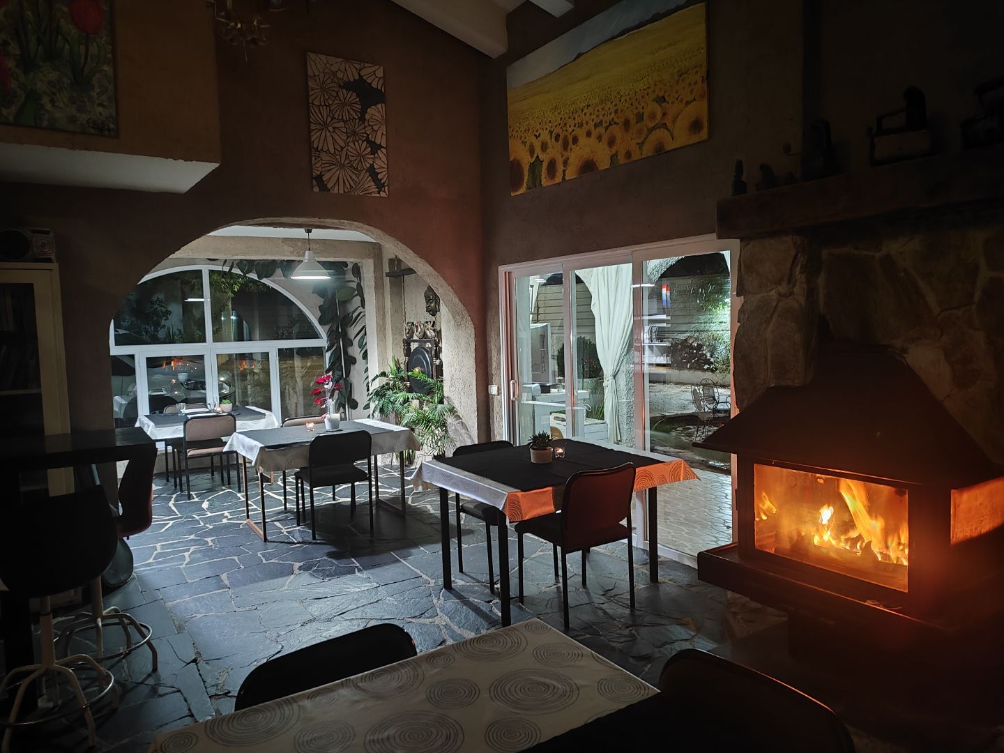 Salón con chimenea y barbacoa en Navas del Rey in Navas del Rey: space for events, photo 2
