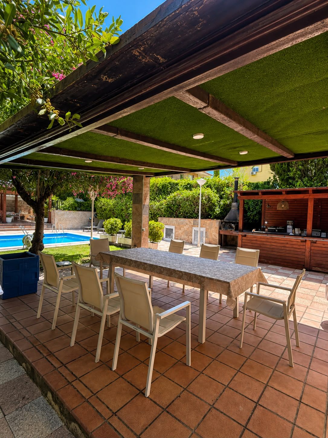 Jardín con barbacoa y piscina en Boadilla del Monte - 1