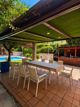 Jardín con barbacoa y piscina en Boadilla del Monte en Boadilla del Monte, espacio para eventos por horas