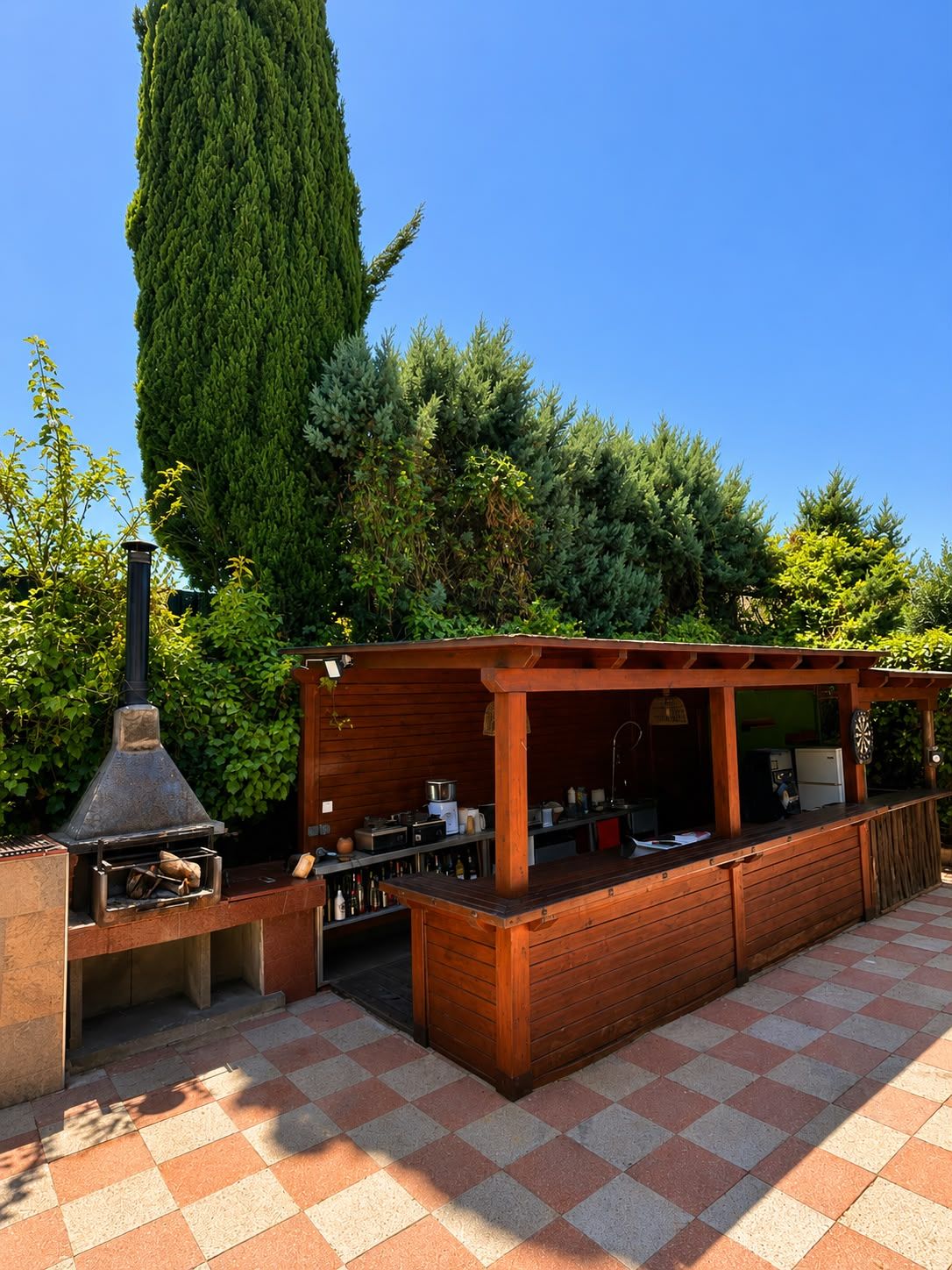 Jardín con barbacoa y piscina en Boadilla del Monte - 2