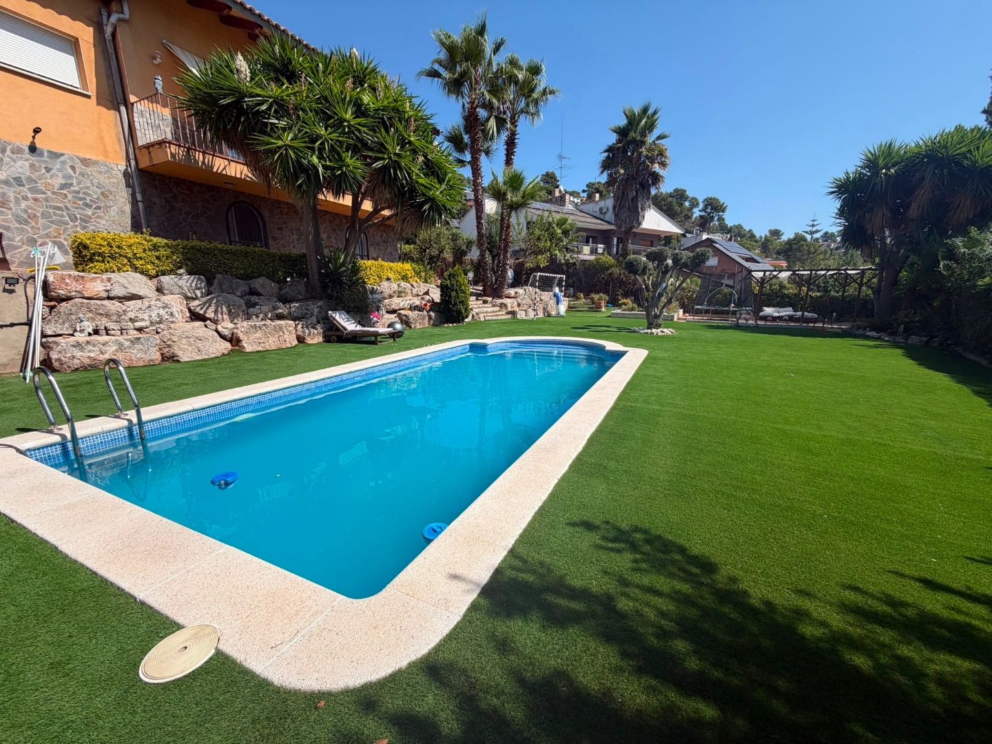 Jardín con piscina y barbacoa en Pallejà - 4