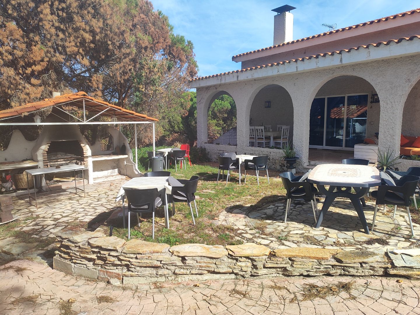 Salón con chimenea y barbacoa en Navas del Rey in Navas del Rey: space for events, photo 1