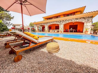 Casa con piscina y barbacoa en Corbera de Llobregat en Corbera de Llobregat, espacio para eventos por horas