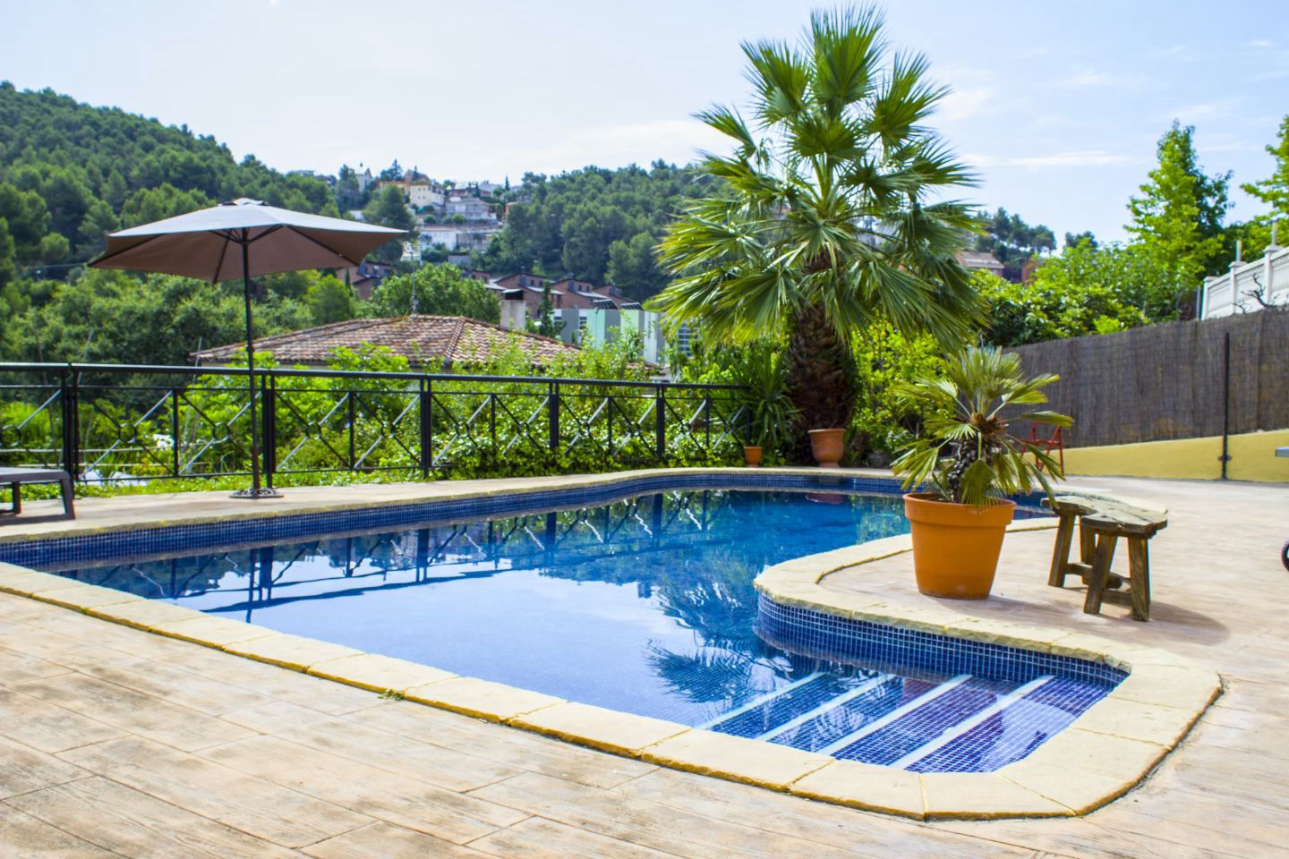 Barbacoa con Piscina Espaciosa - 1