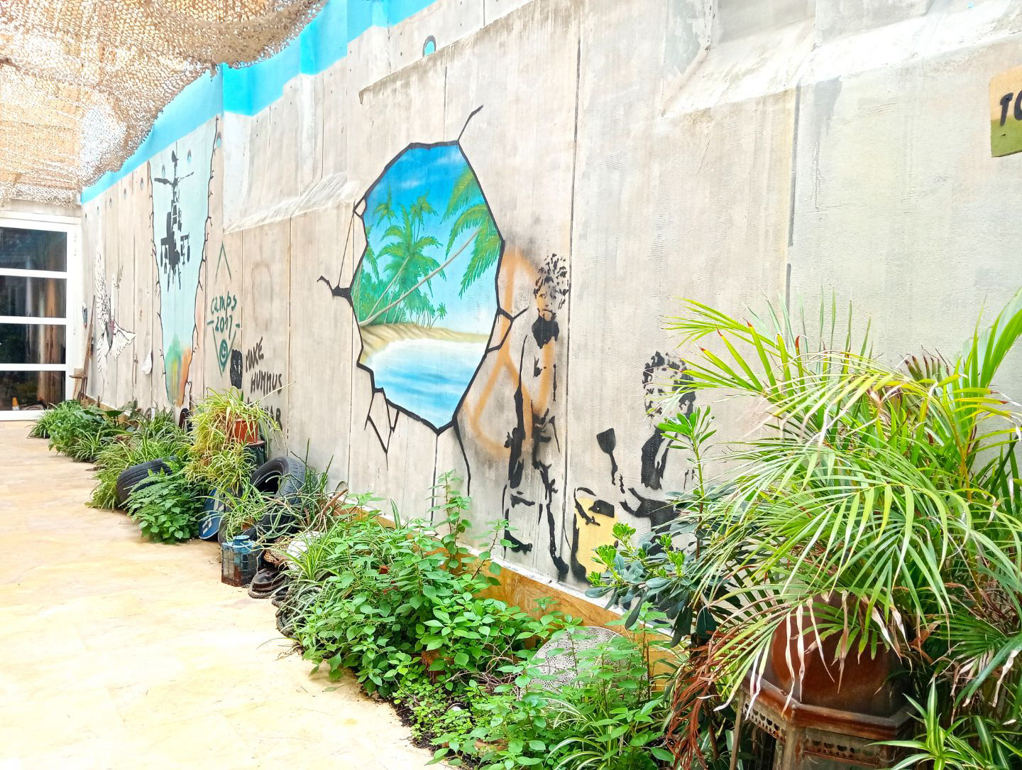Patio Banksy - 2