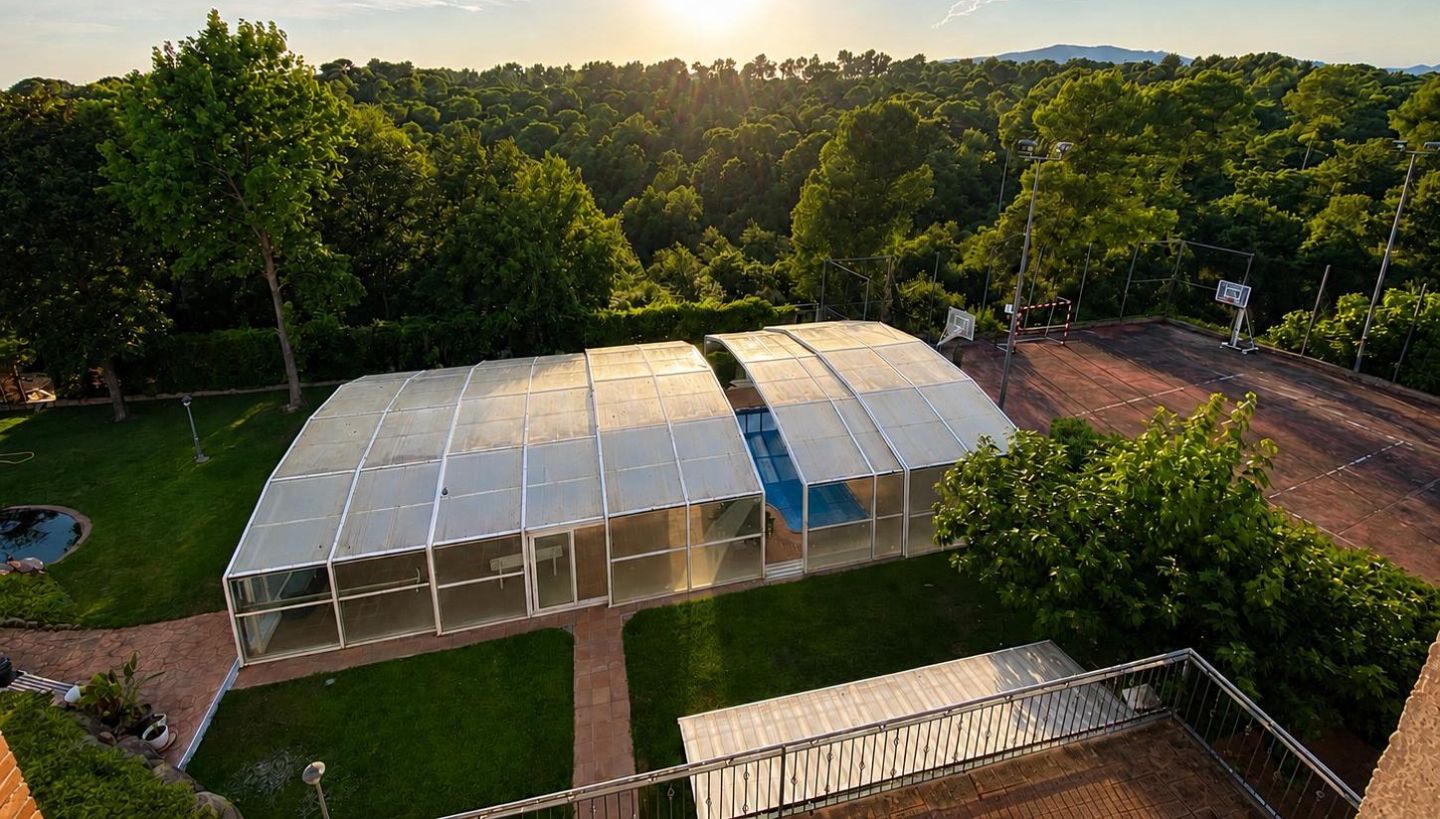 Jardín con piscina cubierta y pista deportiva en Caldes de Montbui - 1