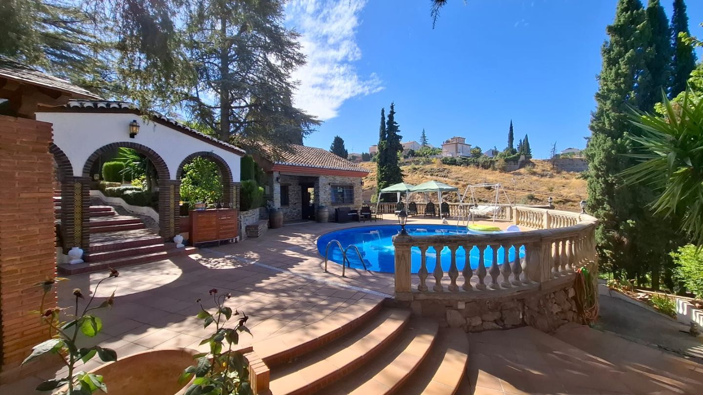 Villa con piscina y vistas a Granada en Monachil - 1