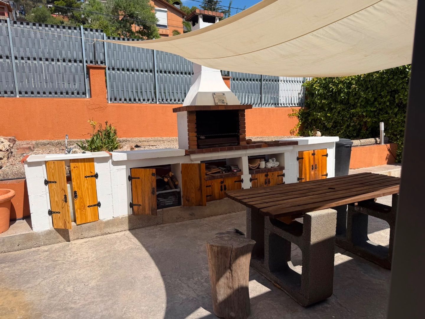 Jardín con piscina y barbacoa en Pallejà - 3