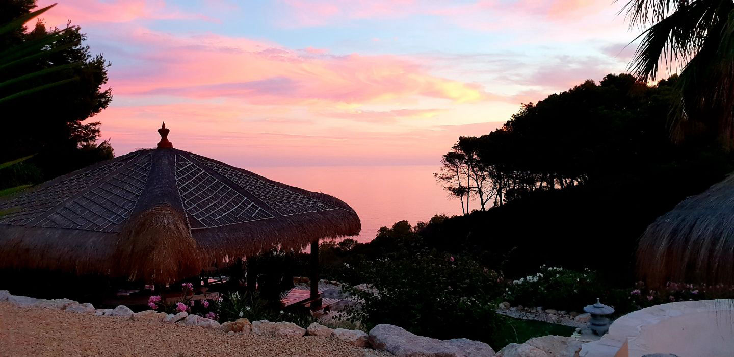 Jardín balinés con piscina y vistas al mar en Xàbia - 3