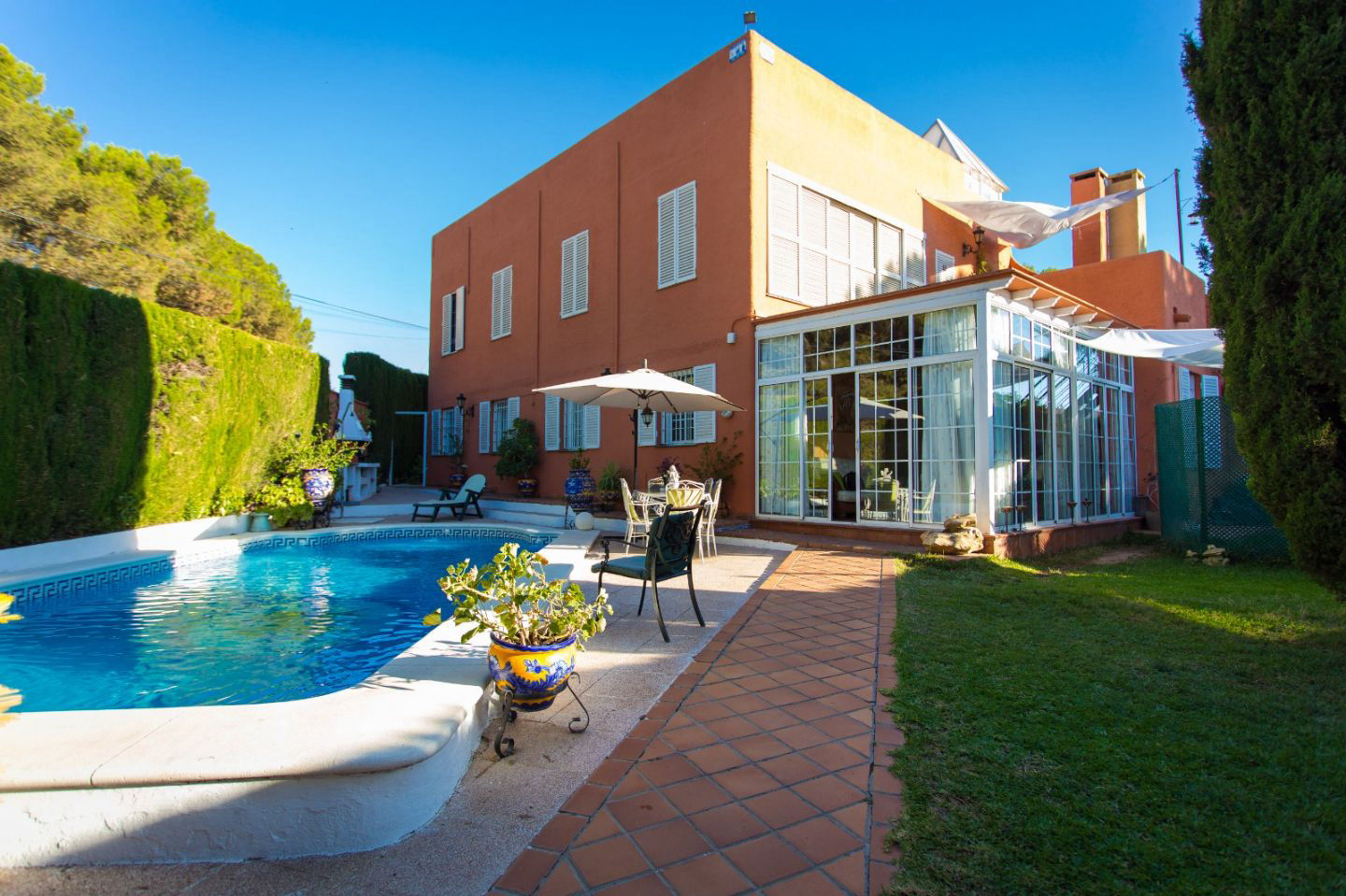 Piscina con jardín privado - 1