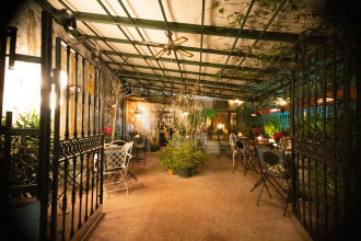 Coctelería con jardín privado para fiestas en el centro de Madrid en Madrid, espacio para eventos por horas
