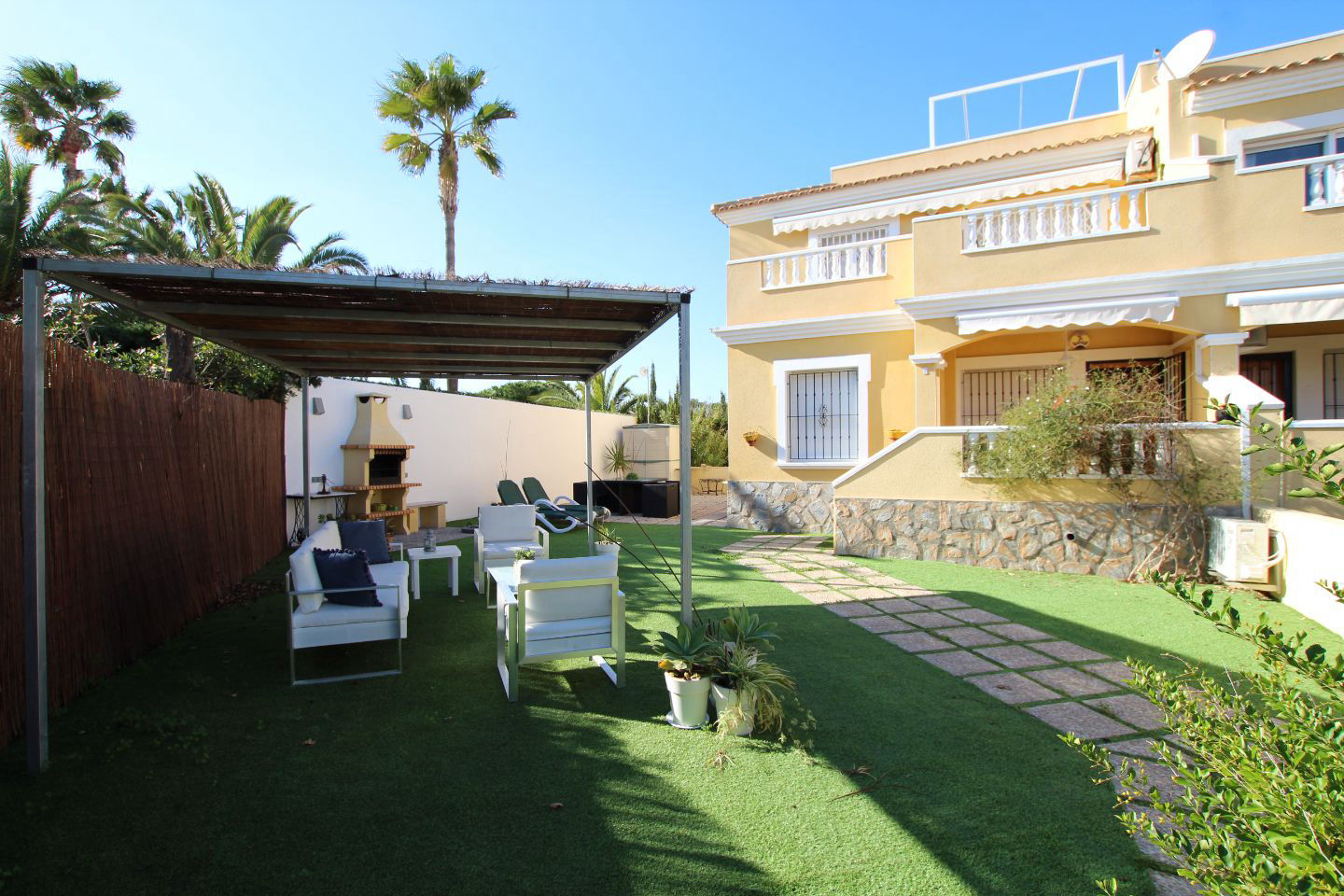 Espacio Adosado con jardín  - 1