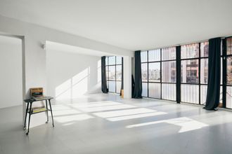 Estudio luminoso con plató en Poblenou en Barcelona, espacio para eventos por horas