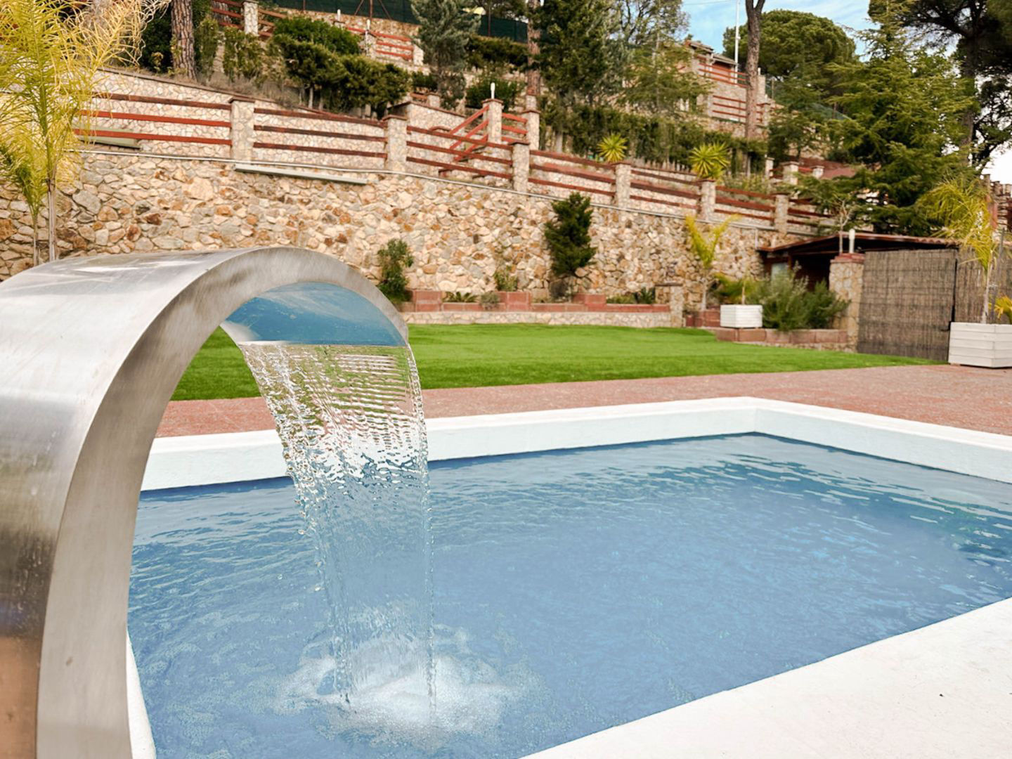 Espacio con cascada relajante - 1
