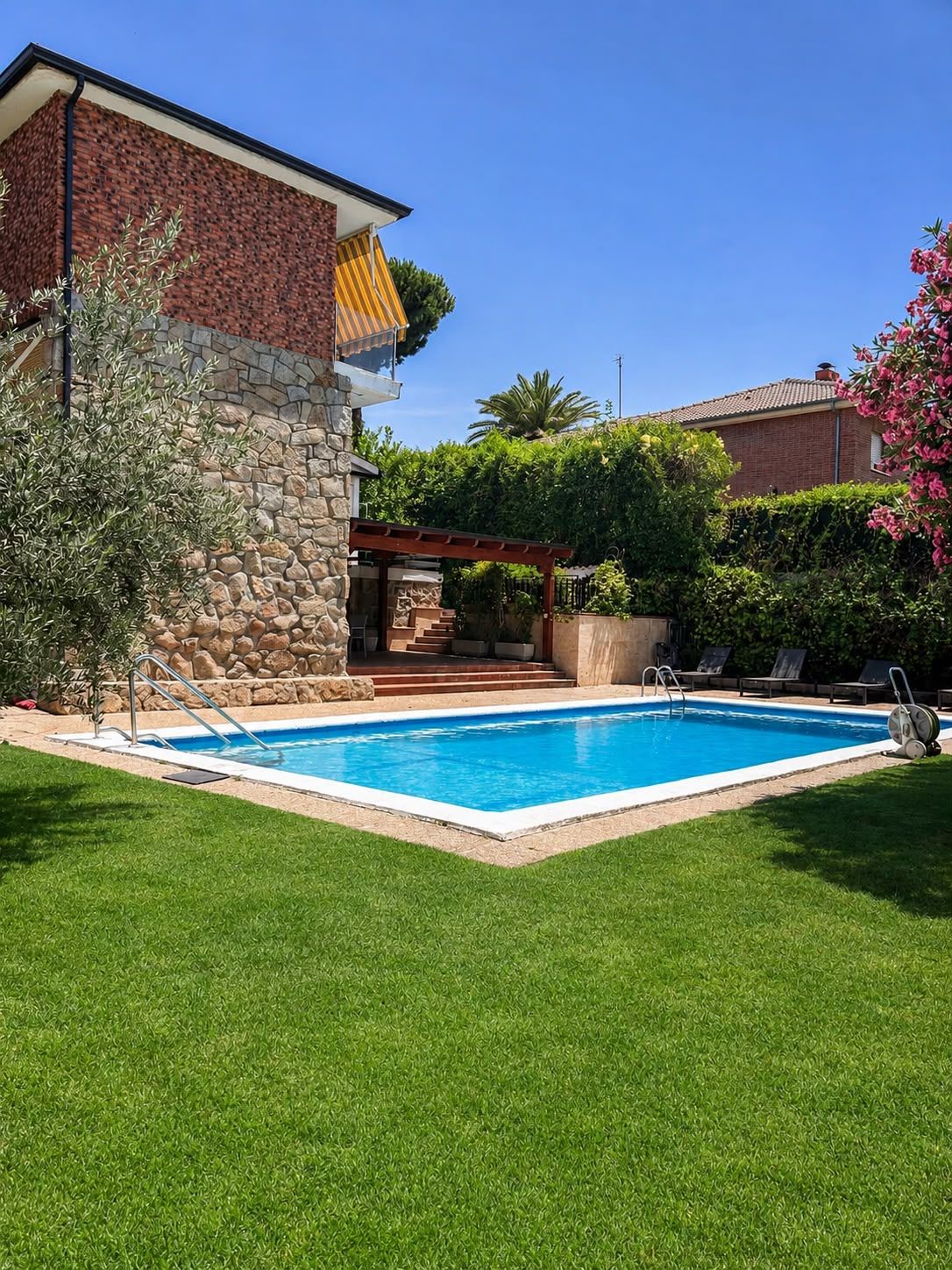 Jardín con barbacoa y piscina en Boadilla del Monte - 4