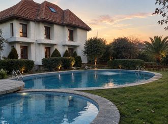 Villa con jardín y piscina en Somosaguas à Pozuelo de Alarcon, espace événementiel à l'heure
