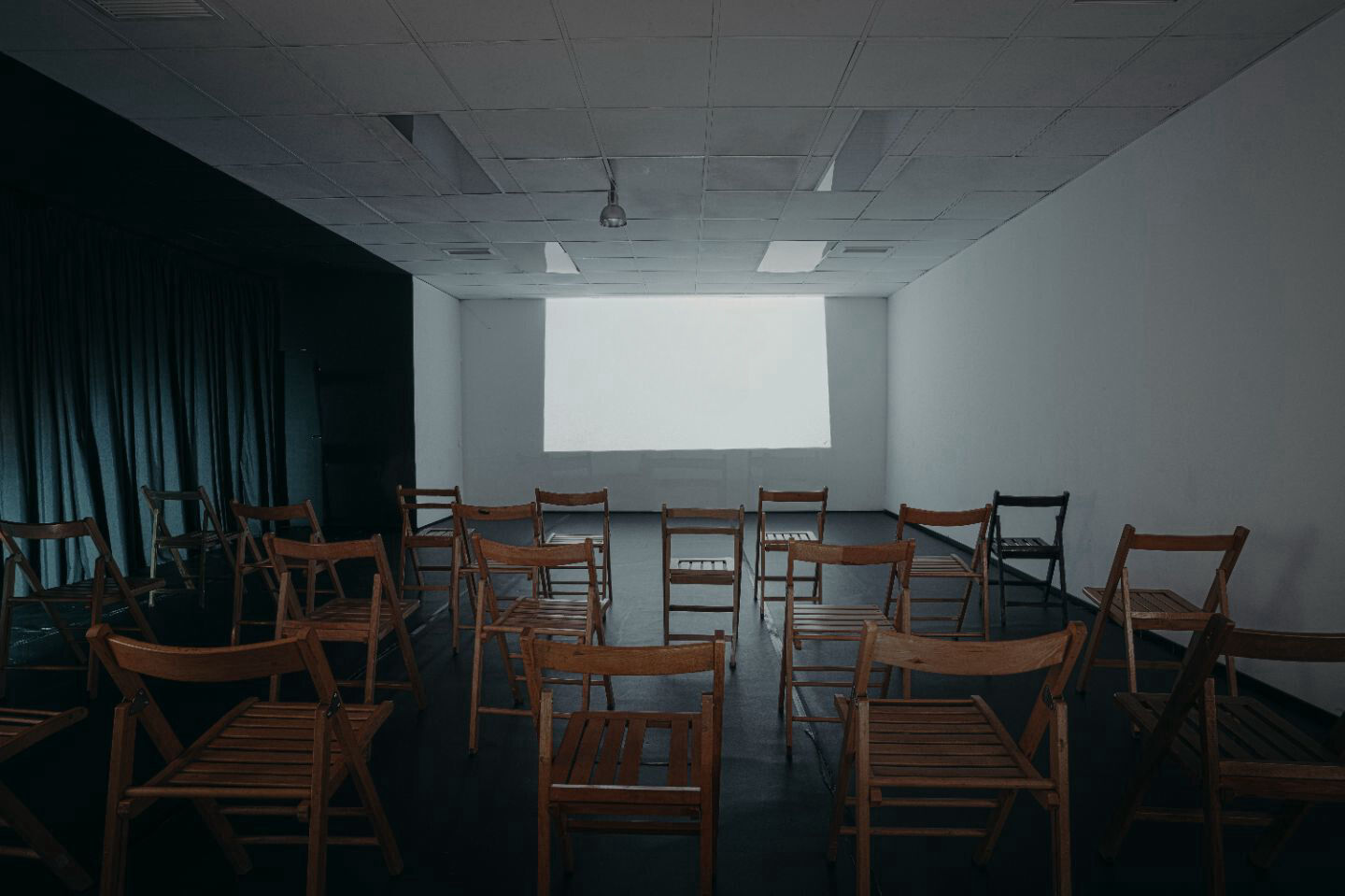 Sala Axion tipo caja negra para ensayos y presentaciones en Madrid - 1