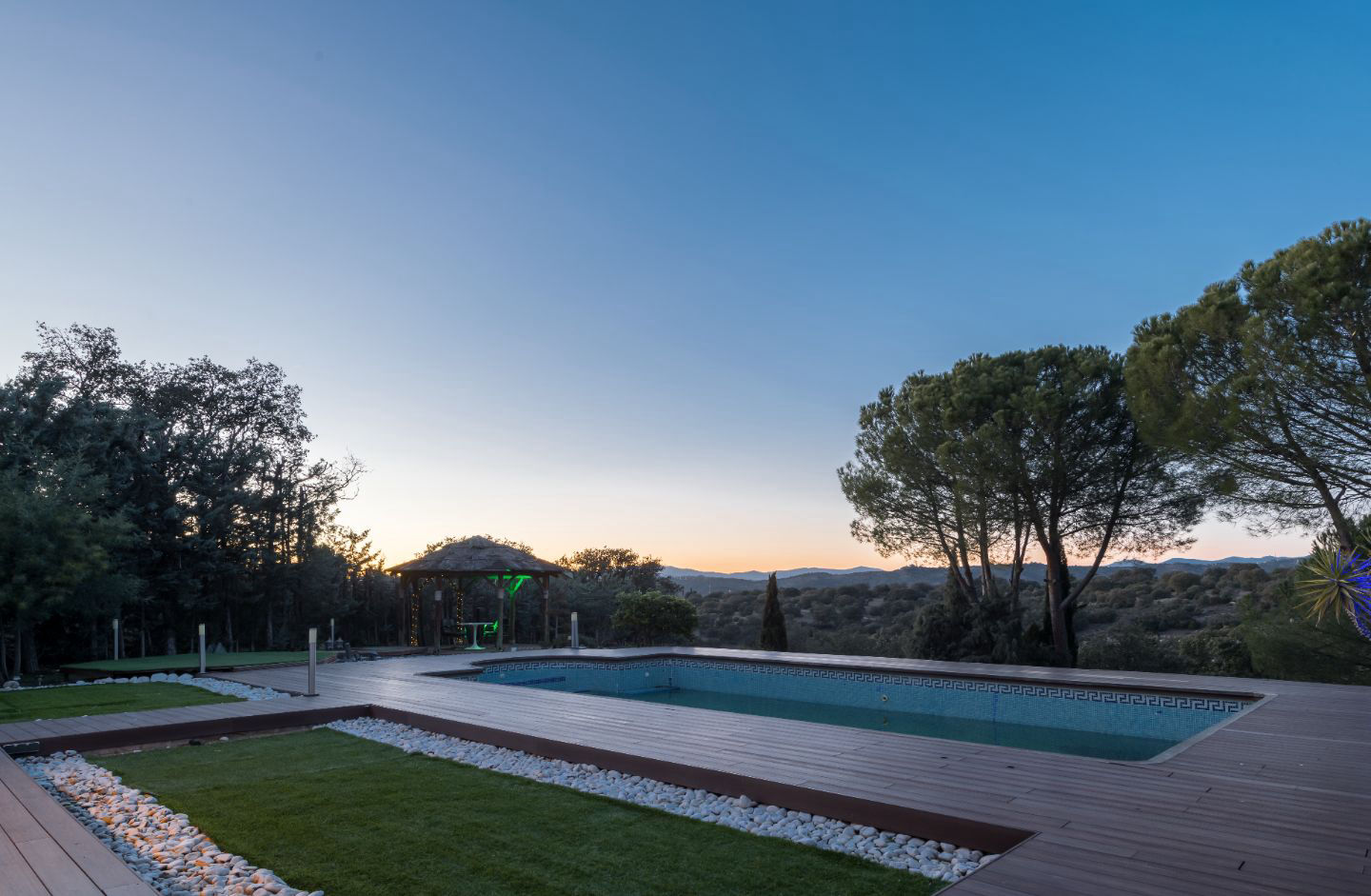 Villa de diseño con piscina y jardín en Las Rozas - 4