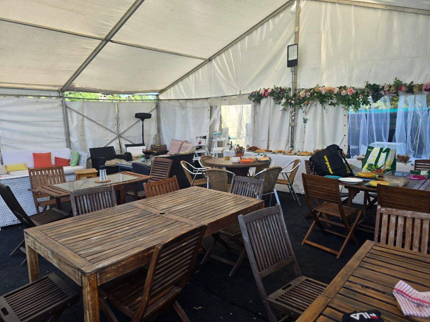 Jardín con carpa, piscina y jacuzzi en Talamanca de Jarama - 4