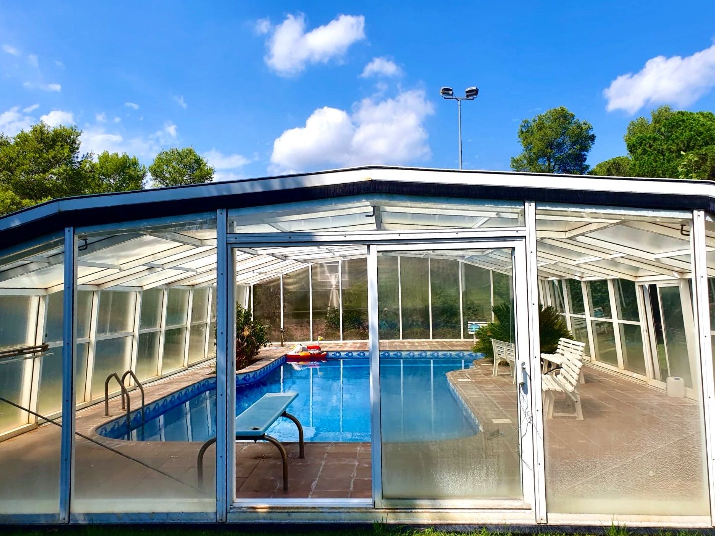 Jardín con piscina cubierta y pista deportiva en Caldes de Montbui - 4